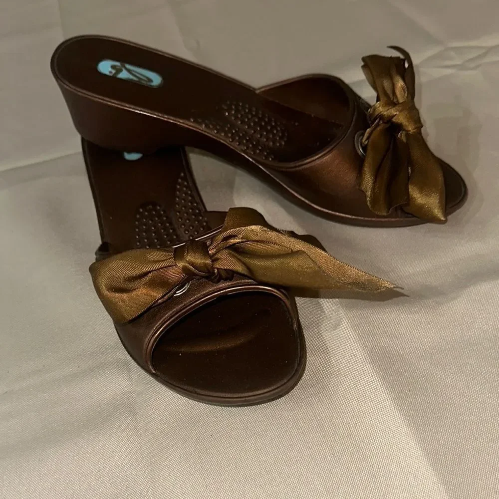OKA b. Brown/Bronze Bow Women's Slide Sandals Size 6